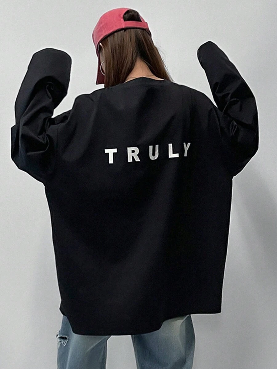 DAZY Áo thun dài tay in chữ dáng rộng trễ vai cho nữ - màu đen - Xem 1