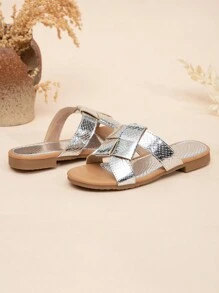 1pair Girls' Fashionable Woven Embossed Metal Flat Sandals - Silver - View 2