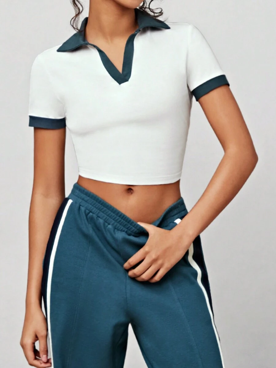 Forever 21 彩色區塊立領短袖女士復古大學風修身t恤,具有紐扣細節 - 白色 - 查看 1