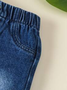 SHEIN Vintaside Kids 寶寶男孩休閒舒適字母印花短袖t恤和破洞牛仔短褲套裝