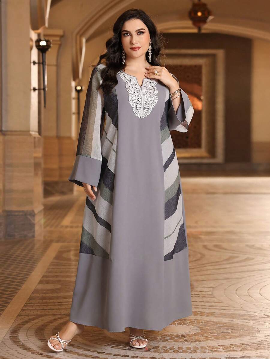 Al Najma 大尺碼長袖禮服,鑲嵌刺繡花卉補丁,以及未經修剪的領口 - 灰色 - 查看 1