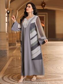 Al Najma 大尺碼長袖禮服,鑲嵌刺繡花卉補丁,以及未經修剪的領口 - 灰色 - 查看 3