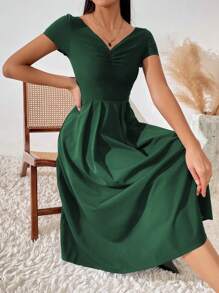 SHEIN Belle Vestido Casual Con Pliegues En La Falda Y Cuello En V En Color Sólido - Verde Oscuro - Ver 5