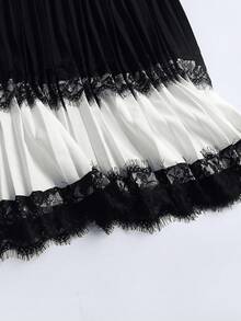 Plus Size Women's Splicing Lace Pleated Skirt - Black and White - View 4