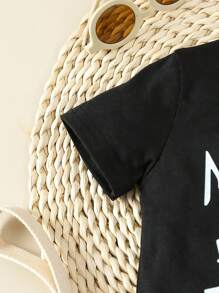 SHEIN Vintaside Kids 寶寶男孩休閒舒適字母印花短袖t恤和破洞牛仔短褲套裝