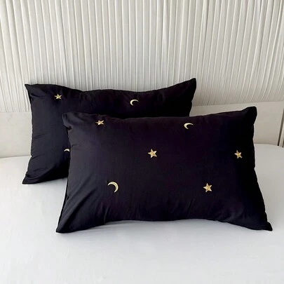 2入組黑色信封式枕套,設有星月刺繡設計