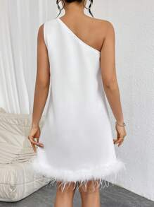 SHEIN Privé 女用毛絨底邊一肩 A 字連身裙 - 白色 - 查看 2