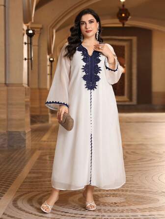 Al Najma 大码蕾丝拼布高低下摆缺口领连衣裙，端庄的长袍