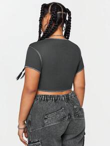 SHEIN EZwear CURVE 大尺碼休閒修身短袖 T 卹,拼色露縫細節 - 灰色 - 查看 2