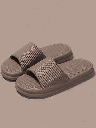 新款INS風格時尚多功能條紋厚底EVA拖鞋女款，舒適柔軟具有防滑和防臭功能，適用於家居和浴室使用。