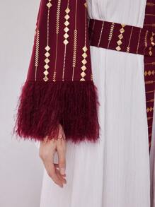 Modelyn Burgunderrotes Kleid mit geometrischem Muster und Goldfolien-Muster, Kontrastfransen an den Ärmeln - Bordeaux - Übersicht 6