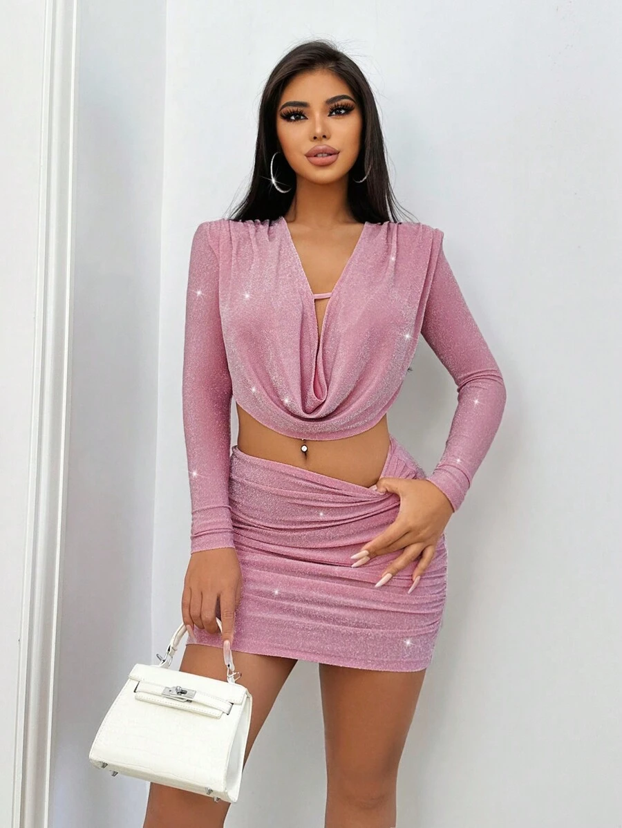 SHEIN SXY Disfraz para fiesta/cumpleaños/festival, conjunto de dos piezas para mujer con top brillante rosa con escote en V profundo, hombreras acolchadas y mangas largas, talla grande falda plisada a la rodilla de material lurex en color oro y plata - Rosa - Ver 1