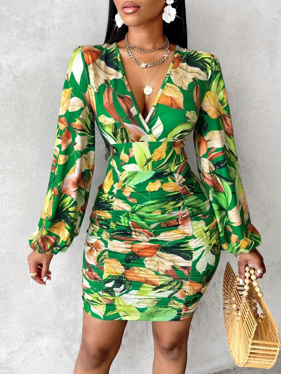 SHEIN Slayr 葉子印花v領喇叭袖修身褶皺連身裙 - 綠色 - 查看 1