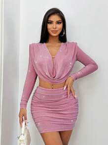 SHEIN SXY Disfraz para fiesta/cumpleaños/festival, conjunto de dos piezas para mujer con top brillante rosa con escote en V profundo, hombreras acolchadas y mangas largas, talla grande falda plisada a la rodilla de material lurex en color oro y plata - Rosa - Ver 4