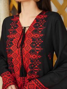 Al Najma 女式阿拉伯几何图案长款喇叭袖朴素连衣裙 - 彩色 - 查看 7