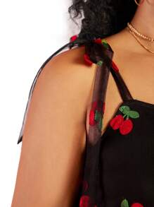 SHEIN CURVE+ Kích thước lớn Của phụ nữ Cherry thêu Xếp li Lưới Váy Dây - màu đen - Xem 6