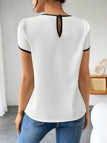 SHEIN Blusa De Cuello Redondo Y Manga Corta Con Ribete Y Detalle De Volante En La Manga - Blanco - Ver 2