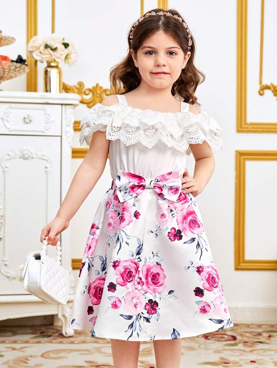 SHEIN Set für Kleine Mädchen, bestehend aus lockerer, lässiger Bluse mit Spitzen-Einsatz und Rüschen, sowie Blumen-bedrucktem Rock mit Rüschen Saum