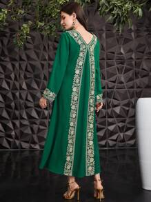 Al Najma 土耳其風格長袖連衣裙,帶有花卉裝飾 - 墨綠色 - 查看 2