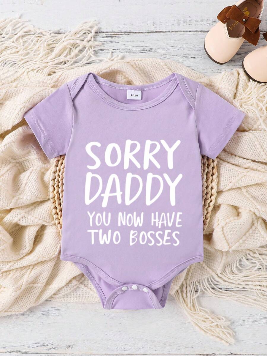 SHEIN 嬰兒女寶寶可愛字母印花連身衣,適用於春夏新年、情人節時節