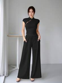 EastFlair Bộ đồ hai mảnh phong cách Trung Hoa mới cho quý cô có cổ sườn xám, áo bất đối xứng có nút đĩa trang trí và quần dài thẳng rộng rãi có họa tiết - màu đen - Xem 1