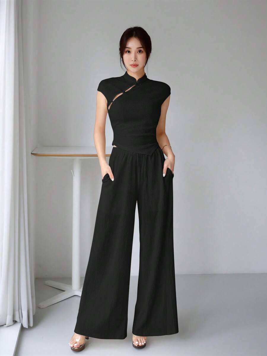 EastFlair Bộ đồ hai mảnh phong cách Trung Hoa mới cho quý cô có cổ sườn xám, áo bất đối xứng có nút đĩa trang trí và quần dài thẳng rộng rãi có họa tiết - màu đen - Xem 1