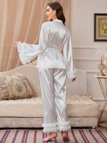 Slumberist طقم بيجامة من قماش الحرير المقلد بلون واحد مع تطريز دانتيل ثلاثي الأبعاد وأربطة ربط، طقم أبيض، ملابس الخريف