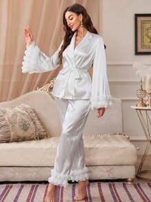 Slumberist طقم بيجامة من قماش الحرير المقلد بلون واحد مع تطريز دانتيل ثلاثي الأبعاد وأربطة ربط، طقم أبيض، ملابس الخريف