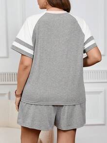 SHEIN LUNE Bộ đồ hai mảnh áo thun tay ngắn Raglan phối màu cỡ lớn cho nữ và quần short - Màu Xám nhạt - Xem 2
