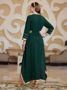 Al Najma 女式長袖連衣裙,具有金色編織腰帶細節 - 墨綠色 - 查看 2