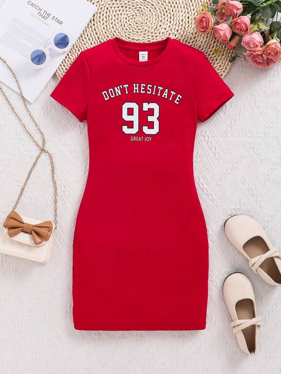 SHEIN Vestido De Manga Corta Con Cuello Redondo Y Eslogan De Números De Moda Urbana Para Uso Diario De Preadolescentes - Rojo - Ver 1
