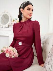 Modelyn Váy nữ màu đỏ tía cổ đứng tay bồng và cạp chun - Màu Đỏ Sâu - Xem 5