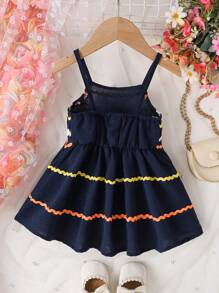 Robe bébé fille à bretelles avec superpositions de dentelle ondulée