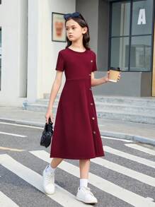 عنابي اللون