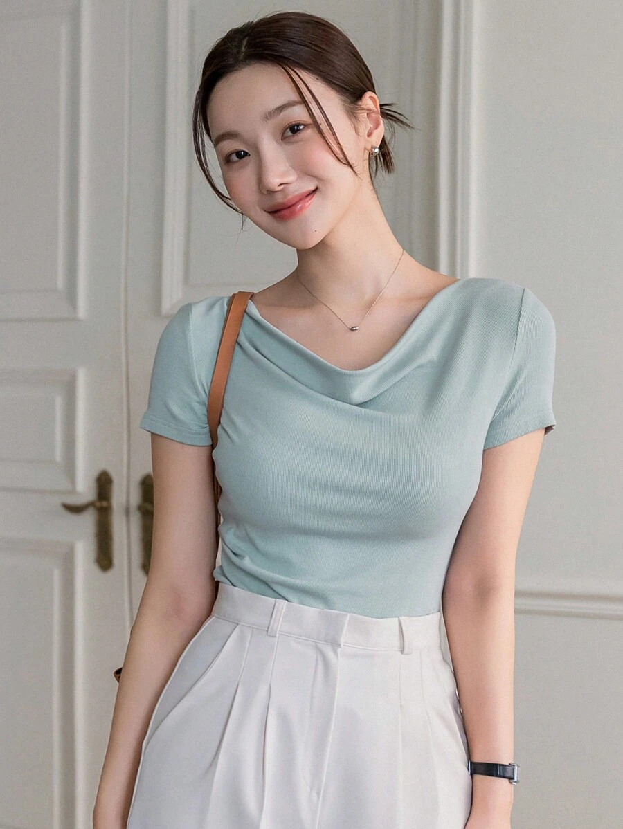 DAZY Solid Short Sleeve Stretchy Women's T-Shirt With A Drape Neckline - Green - View 1