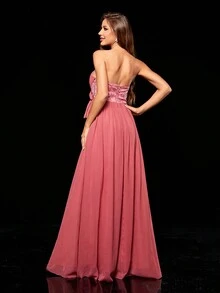 Damska różowa sukienka o linii A, bez ramiączek, haftowana, z wycięciami, szyfonowa