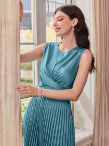 Modelyn Women's Solid Color Simple Pleated Dress