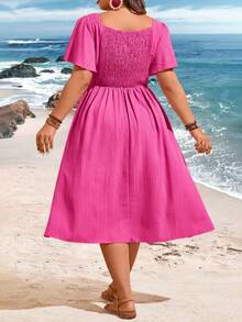 SHEIN Holidaya 加大尺寸紋理聚攏短袖連身裙,有彈力腰部,流蘇袖 - 玫紅色 - 查看 2