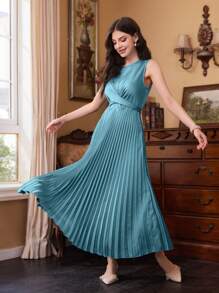 Modelyn Women's Solid Color Simple Pleated Dress