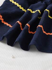 Robe bébé fille à bretelles avec superpositions de dentelle ondulée