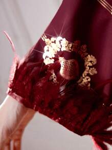 Al Najma Conjunto de 2 piezas de mujer en color rojo burdeos con cuello de piel, estampado dorado en las mangas y bajo la prenda