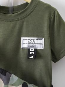 SHEIN Conjunto De Roupas De Verão Streetwear Para Meninos Jovens: 1 Bolsa Transversal De Camuflagem E 1 Camiseta Gráfica, 2 Peças