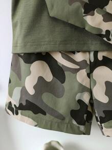 SHEIN Conjunto De Roupas De Verão Streetwear Para Meninos Jovens: 1 Bolsa Transversal De Camuflagem E 1 Camiseta Gráfica, 2 Peças