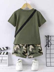 SHEIN Conjunto De Roupas De Verão Streetwear Para Meninos Jovens: 1 Bolsa Transversal De Camuflagem E 1 Camiseta Gráfica, 2 Peças