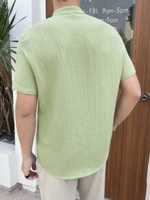 Manfinity VCAY 男士純色短袖編織休閒襯衫，修身鈕扣清一色淺綠色度假襯衫，給男友的禮物 - 綠色 - 查看 2