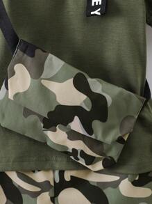SHEIN Conjunto De Roupas De Verão Streetwear Para Meninos Jovens: 1 Bolsa Transversal De Camuflagem E 1 Camiseta Gráfica, 2 Peças