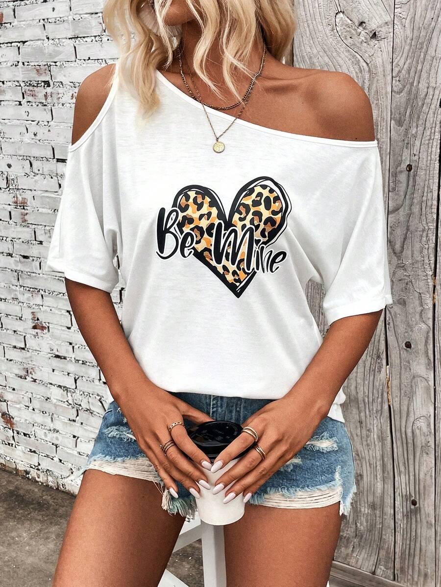 SHEIN LUNE 豹紋心形圖案和標語的非對稱領t恤 - 白色 - 查看 1