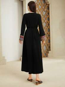 Al Najma Damen Maxikleid mit geometrischem Muster und Schalkragen - Schwarz - Übersicht 2