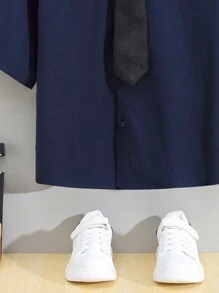 SHEIN 適合8-14歲男孩的休閒散襯寬鬆半袖襯衫,配有領帶 - 藍色 - 查看 8