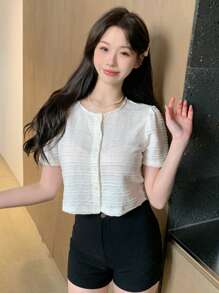 DAZY Áo thun tay ngắn cổ tròn cài nút phía trước, áo crop top nữ thời trang thanh lịch - trắng - Xem 4